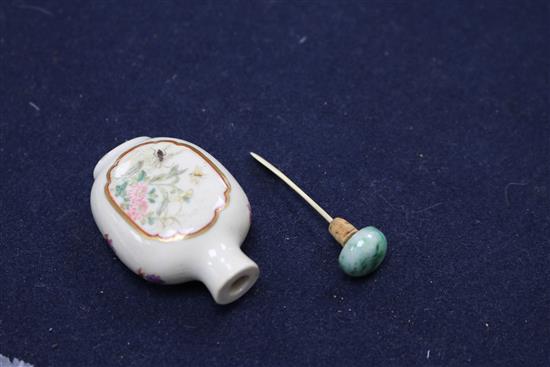 A Chinese porcelain scent bottle